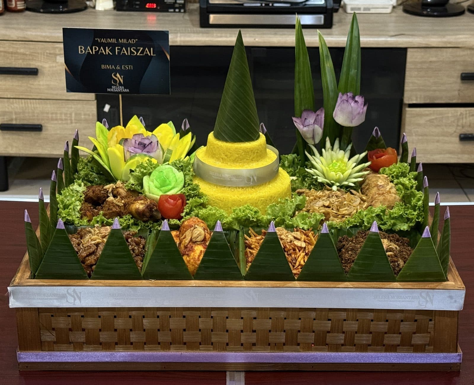 Tumpeng milad dengan kartu ucapan