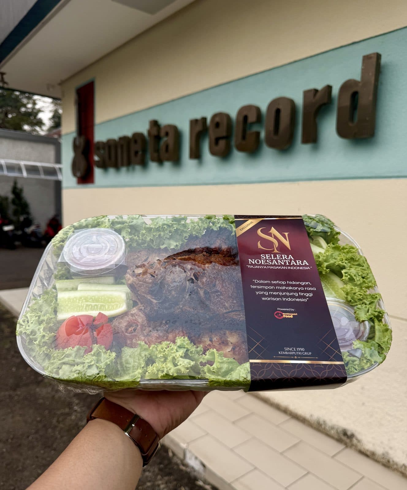 Nasi box dalam kemasan mika